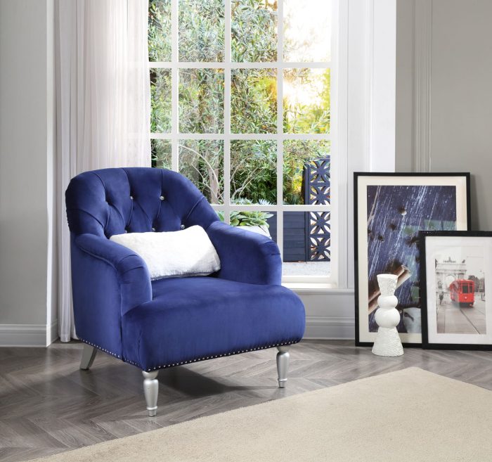 Elegant Traditional Armchair - Image 6